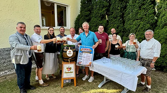 Bürgermeister, Festwirt, Schausteller, Brauerei und Vereinsvertreter bei der Bierprobe zur Schwarzenfelder Kirwa 2026