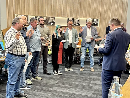 Die neuen Mitglieder des Marktgemeinderats bei der Vereidigung (v. l. n. r.): Ralf Geidies (AfD), Mario Graf (dieBasis), Johannes Schießl (CWG), Felix Sommer (JUL), Katrin Schreiber (Die Linke), Roland Forster (CSU), Richard Kurz (CSU)