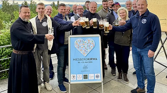 Bürgermeister Peter Neumeier (vorne 3. v. l.) mit Vertretern der Wirte und den Patres des Klosters bei der Bierprobe zur Miesbergkirwa.