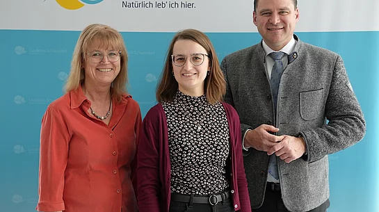 Landrat Thomas Ebeling und Cornelia Kiener von der Seniorenfachstelle des Landkreises Schwandorf stellten die GutePflegeLotsin Theresa Krämer (Mitte) vor