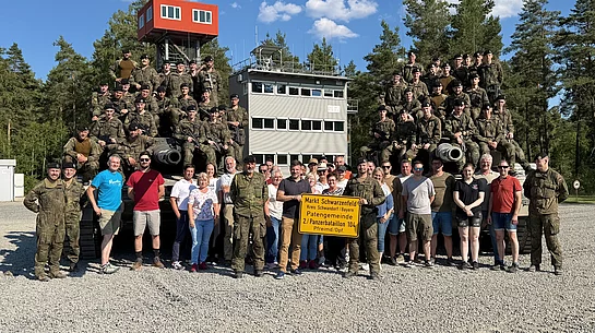 Die Delegation aus Schwarzenfeld zusammen mit der Führung und Mitgliedern des 2. Panzerbataillons 104 aus Pfreimd bei der Feier des Patenschaftsjubiläums auf dem Truppenübungsplatz in Grafenwöhr