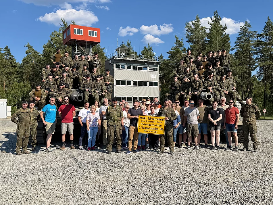 Die Delegation aus Schwarzenfeld zusammen mit der Führung und Mitgliedern des 2. Panzerbataillons 104 aus Pfreimd bei der Feier des Patenschaftsjubiläums auf dem Truppenübungsplatz in Grafenwöhr